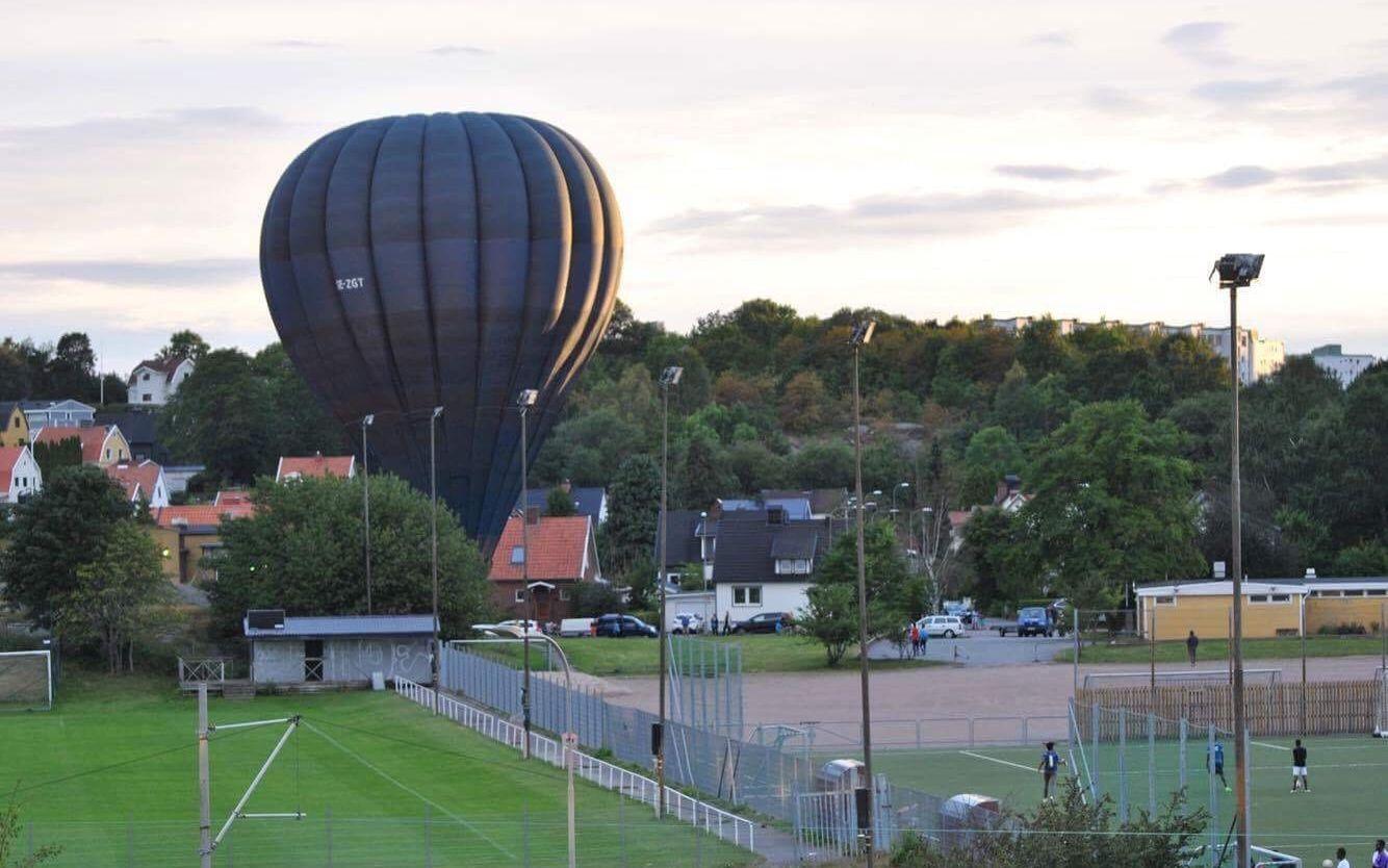 Ballongen kunde dock landa tryggt på en gräsplan i Wartagården på Hisingen. Bild Läsarbild
