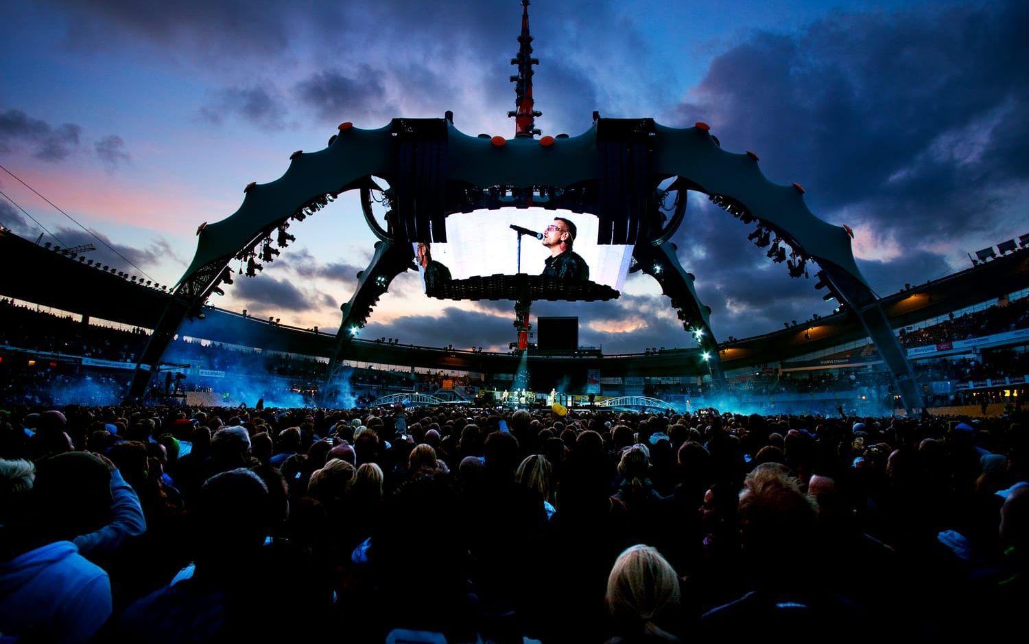 2009. ...och U2 med sin enorma klo som förändrade uppfattningen om hur arenashow kan se ut. BILD: Ulf Börjesson