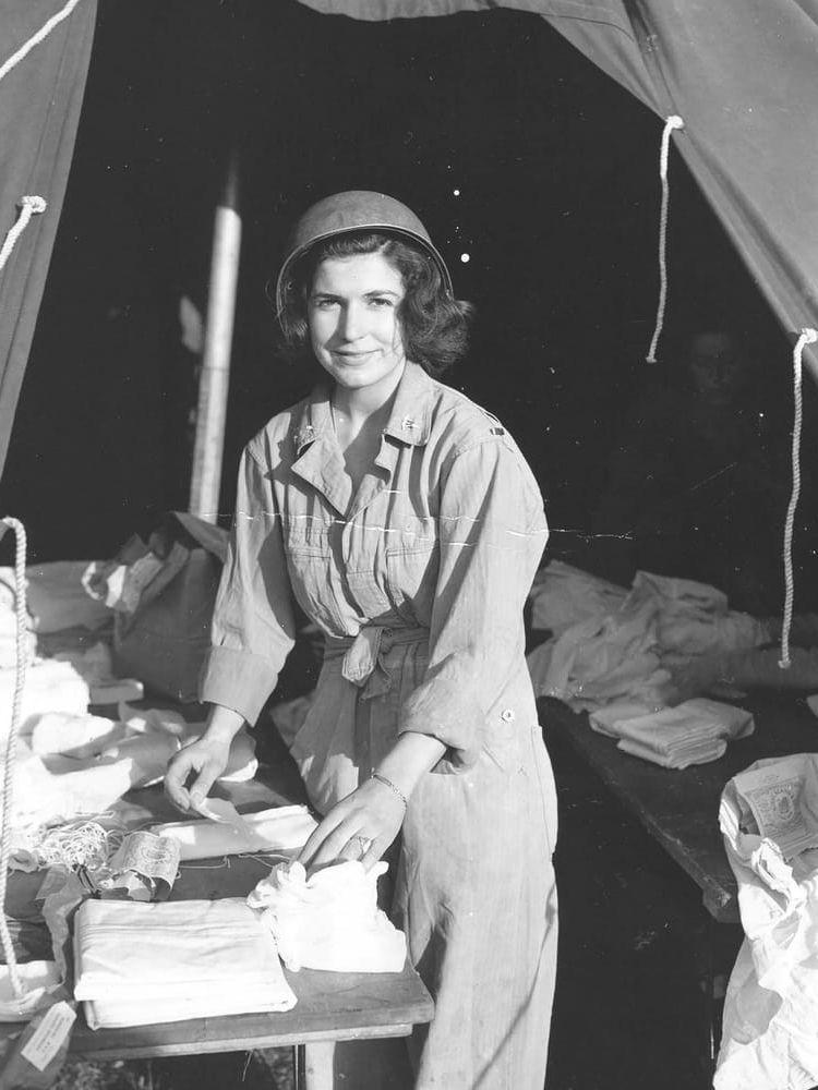 Sjuksköterska på Omaha beach juni 1944. Bild: National archives