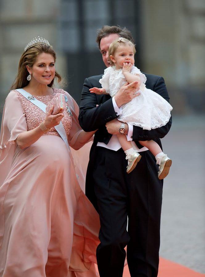Vid tidpunkten för prinsbröllopet är för övrigt prinsessan Madeleine höggravid med sitt andra barn...