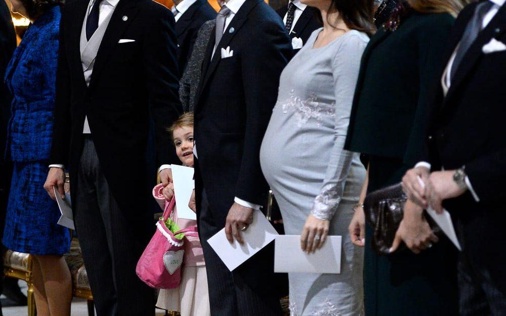Vid prins Oscar tacksägelsegudstjänst dagen efter är prinsessan Sofia höggravid.