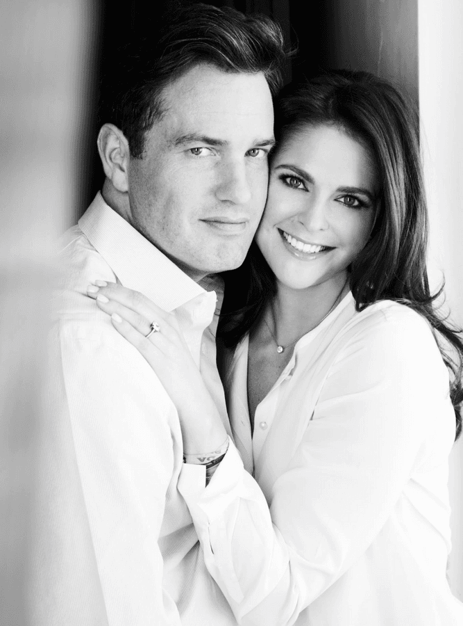 Fem månader senare, den 27 juni 2014, tillkännager prinsessan Madeleine och Chris O'Neill sin förlovning.