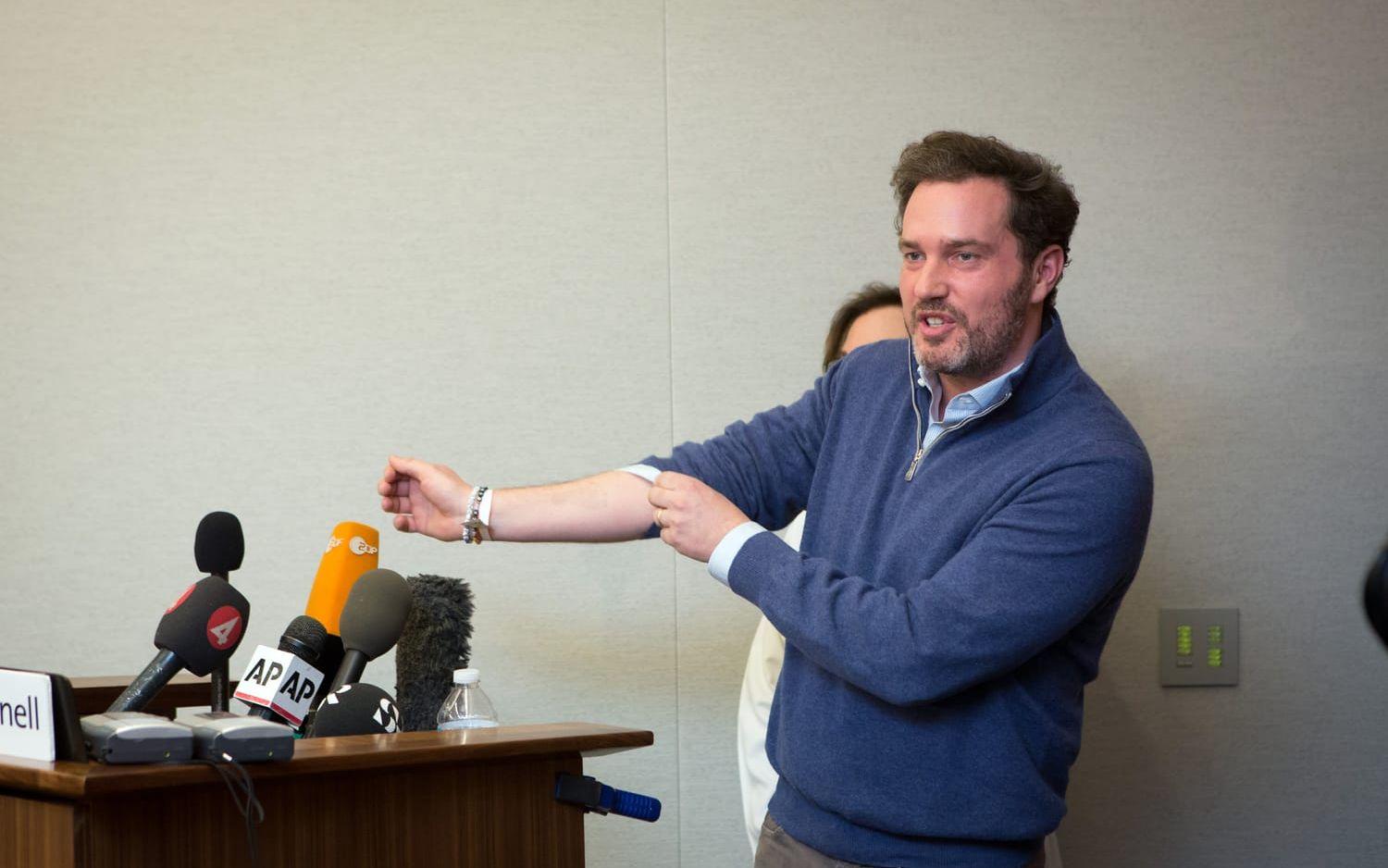 Åtta månader och en halv månad senare håller Chris O'Neill en presskonferens och visar stolt upp sin arm med den nyfödda dotterns fotavtryck.