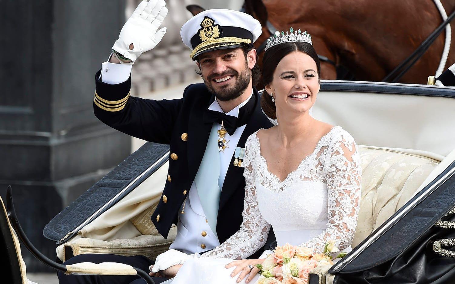 Under deras bröllop, den 13 juni 2015, börjar svenska folket ana att ytterligare ett kungabarn kan vara på gång...