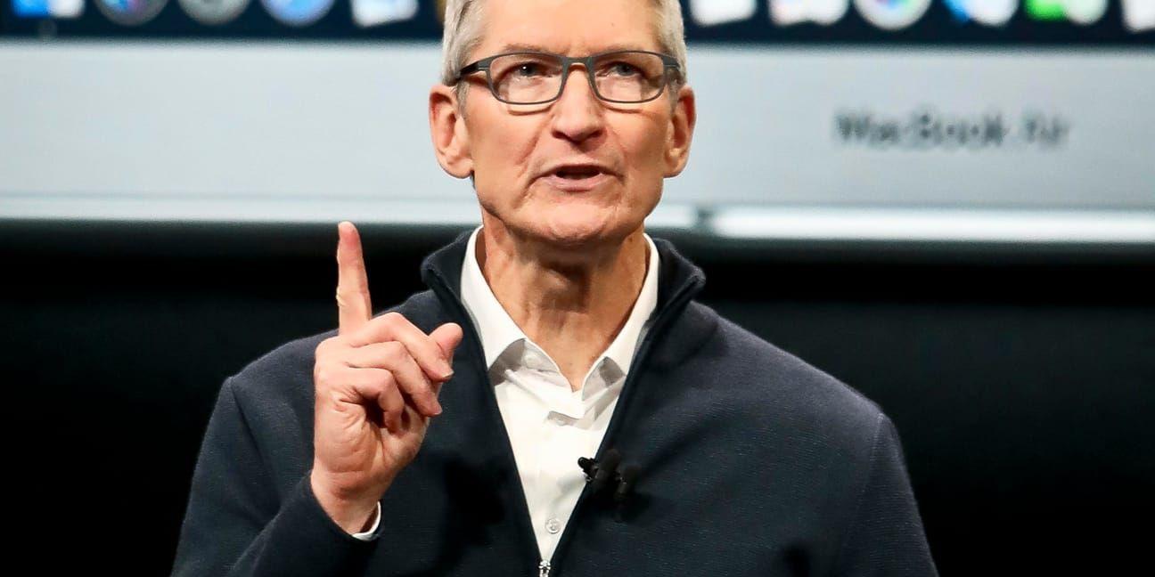 Apples vd Tim Cook håller ett finger i luften och känner möjligen av att det börjat blåsa kyliga vindar runt nätjätten. Arkivbild.