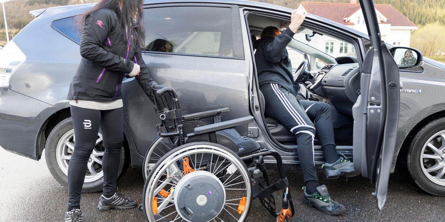 Försäkringskassan ska se över hur lagstiftningen om bilstöd till personer med funktionsnedsättning kan förbättras. Arkivbild.