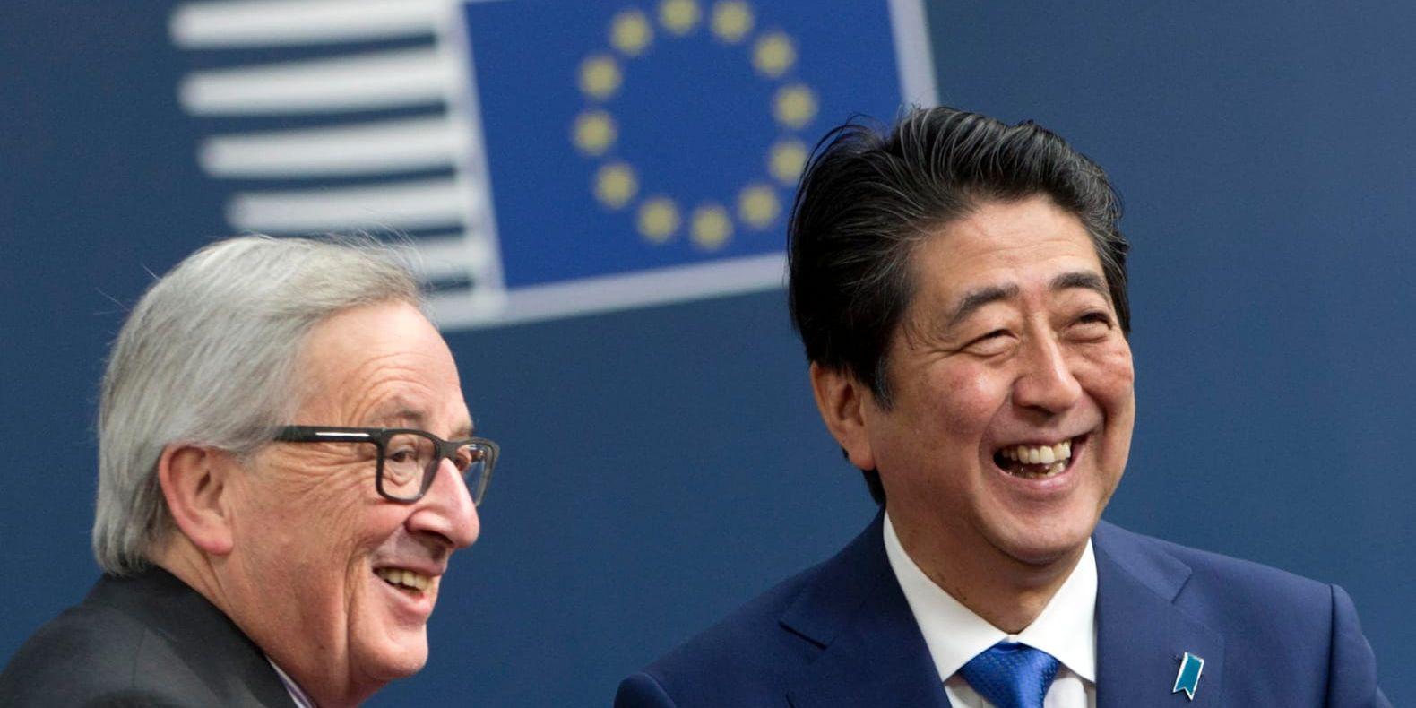 EU-kommissionens ordförande Jean-Claude Juncker och Japans premiärminister Shinzo Abe vid ett toppmöte i Bryssel förra året.