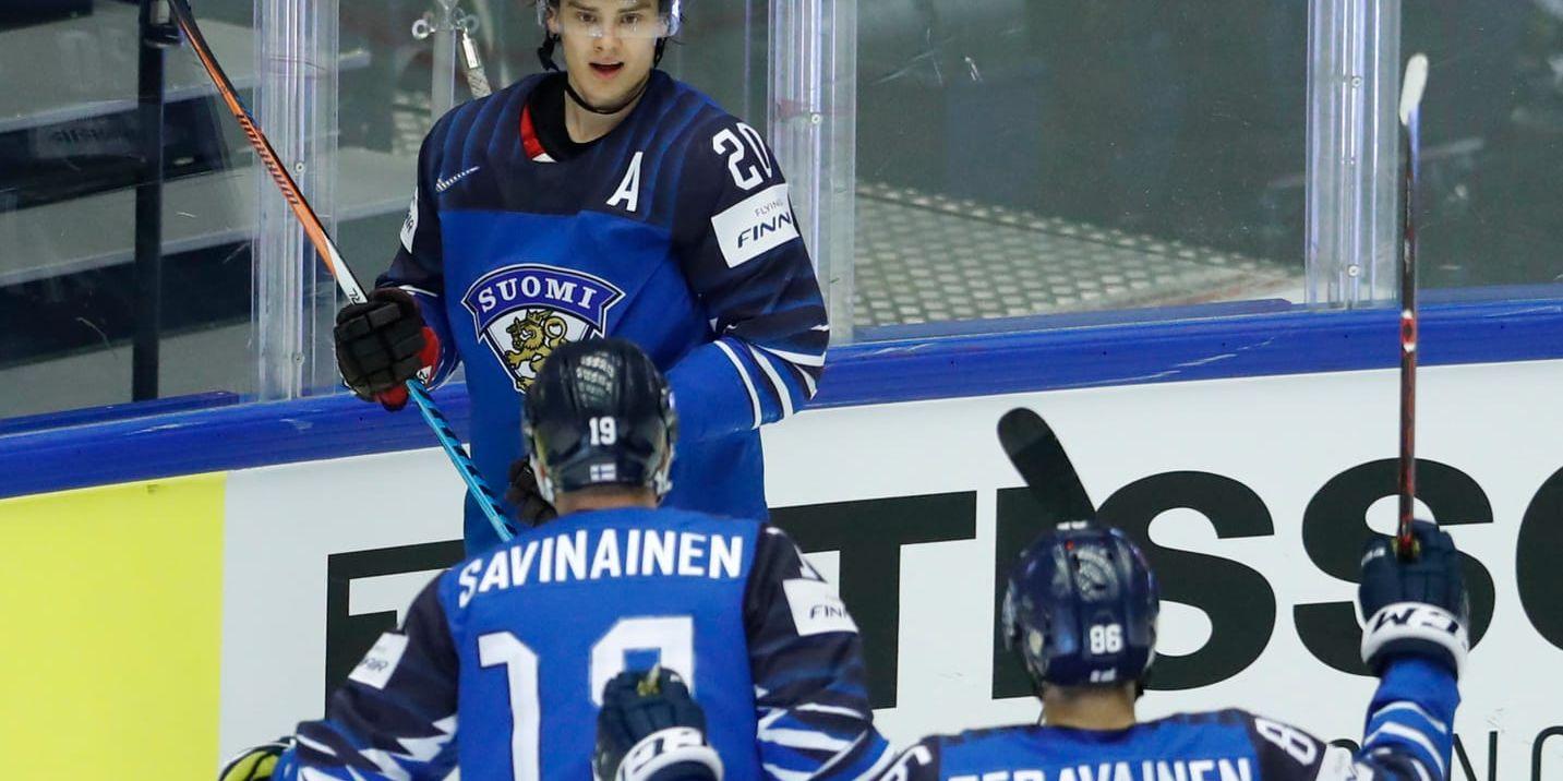 Finlands Sebastian Aho vann poängligan i VM:s gruppspel med sina 17 poäng. Finland vann tuffa grupp B i Herning och får nu möta Schweiz i kvartsfinal. Sverige vann grupp A i Köpenhamn och ställs mot Lettland i kvarten.
