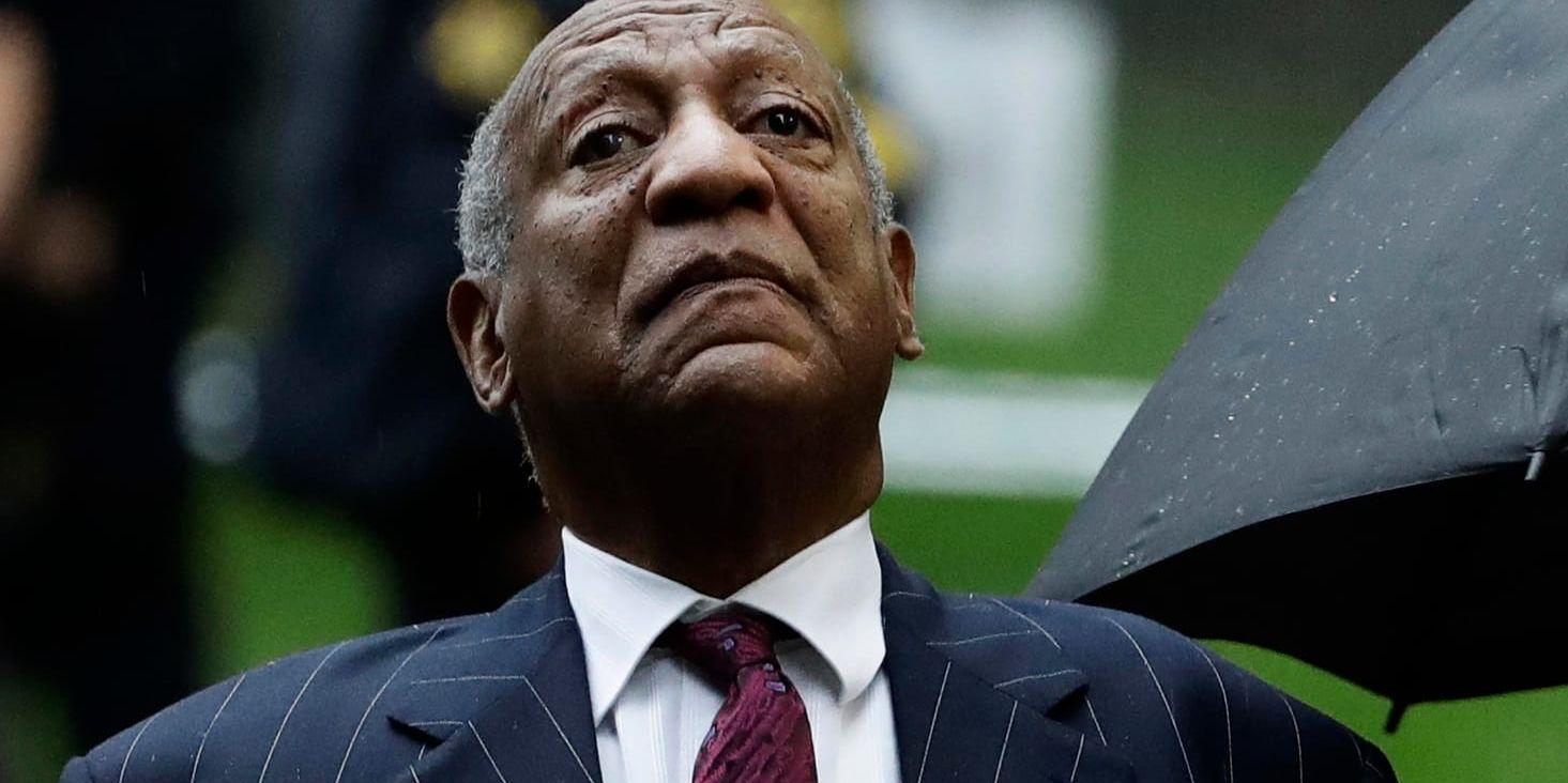 Komikern Bill Cosby döms till fängelse i tre till tio år för sexuella övergrepp.