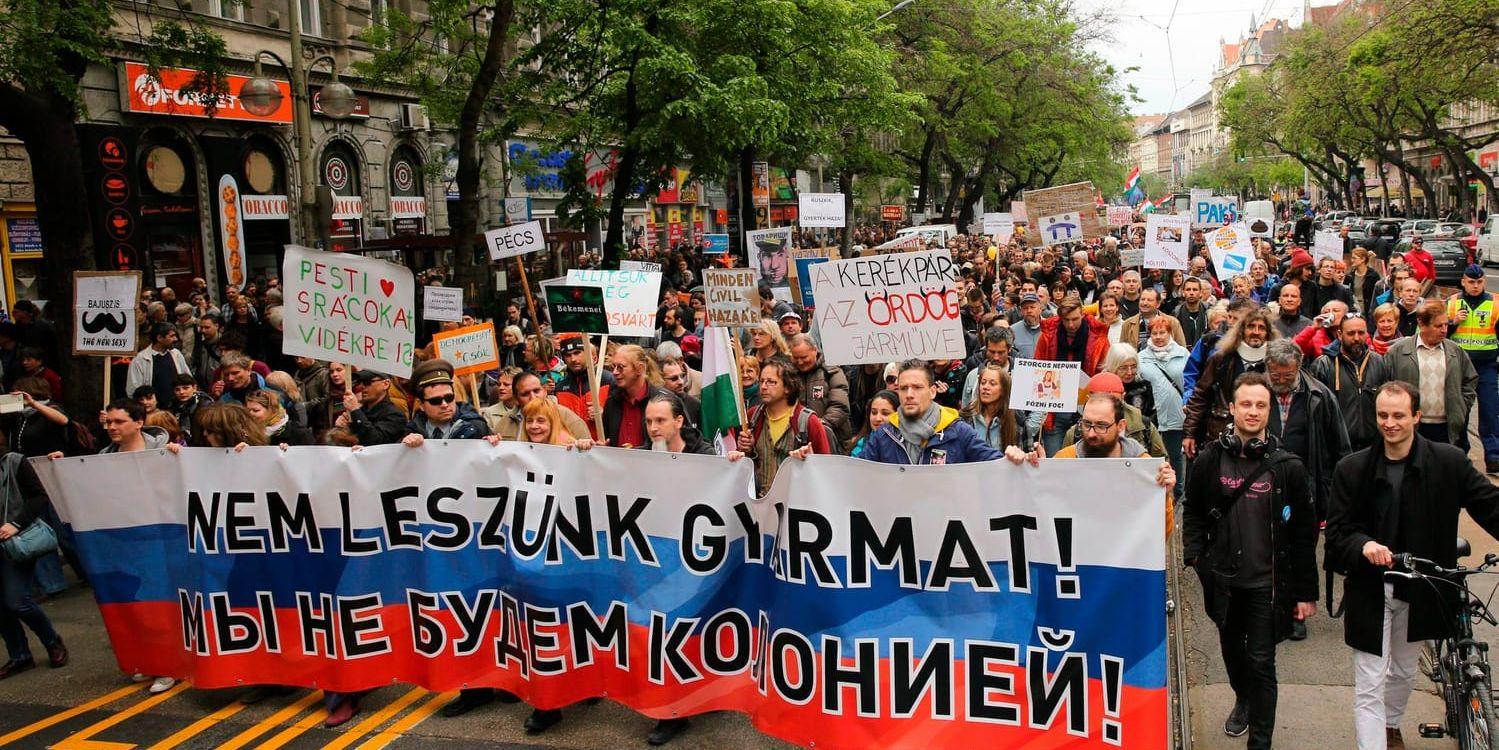 Med de ironiska slagorden "Ner med yttrandefrihet" och "Vi behöver inte Bryssel" genomförde tusentals ungrare en protestmarsch i centrala Budapest i dag.