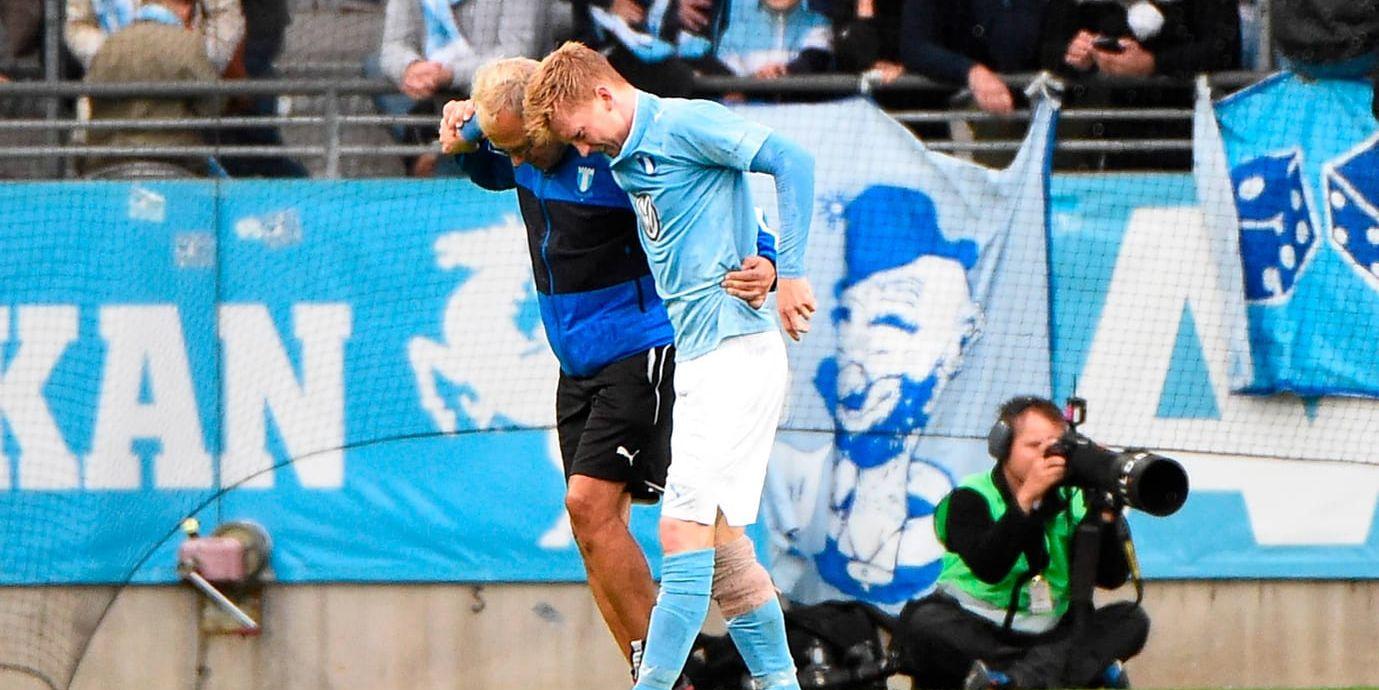 MFF:s Anders Christiansen leds av planen skadad i matchen mot Helsingborg.