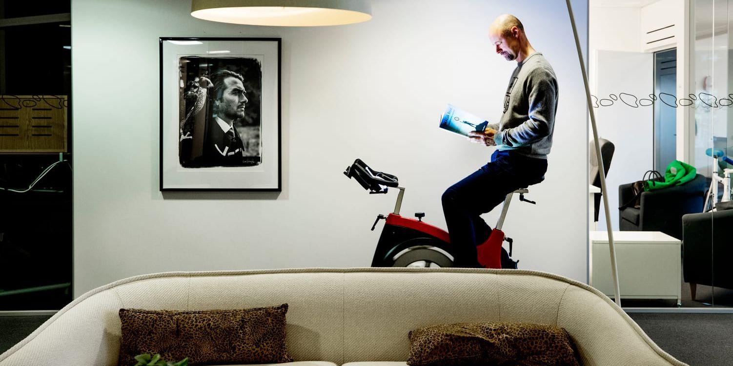 
    Författaren och föreläsaren Jan Tern tar en tur på motionscykeln samtidigt som han bläddrar i sin egen bok, som han skrivit tillsammans med Hans Blücher. Bild: Nicklas Elmrin
   
