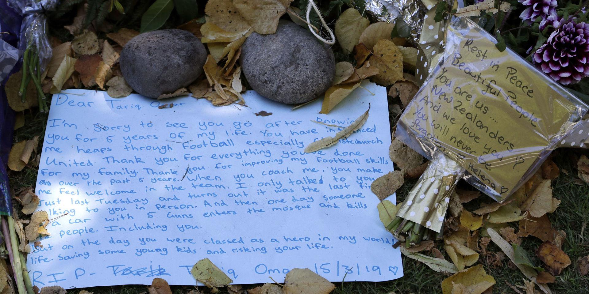 Ett brev till ett av offren, Tariq Omar ligger bland blommorna. 