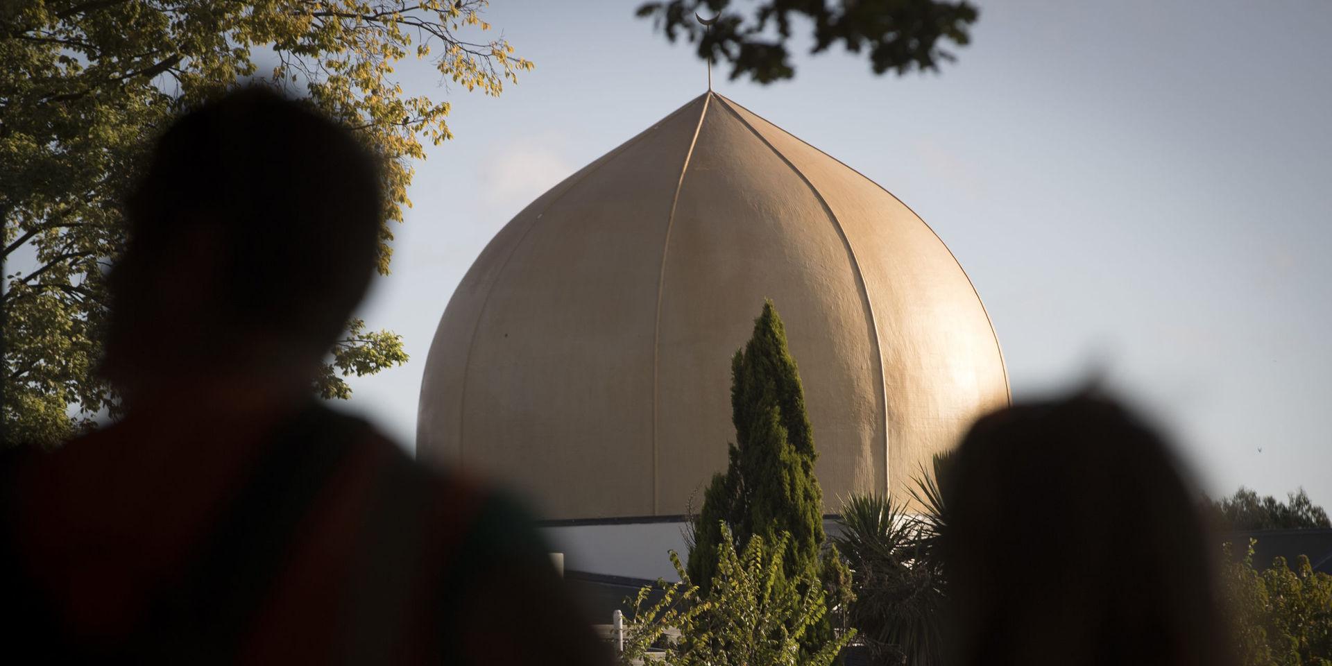 Sörjande står framför Al Noor-moskén i Christchurch. 