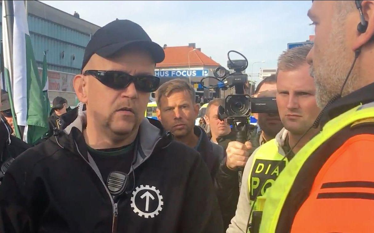 Nordiska motståndsrörelsens talesperson Pär Öberg hamnade i ordväxling med polisen. Cirka tio minuter senare attackerades journalister och fotografer av deltagare i NMR:s demonstration. FOTO: Magnus Sundberg/Eyewitness.nu
