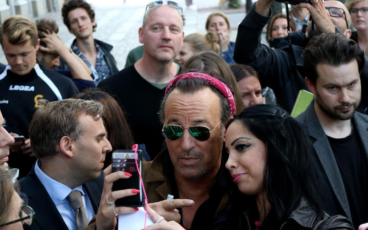 Det blev stor uppståndelse när Bruce Springsteen under tisdagskvällen lämnade hotellet. Foto: Robert Nilsson.