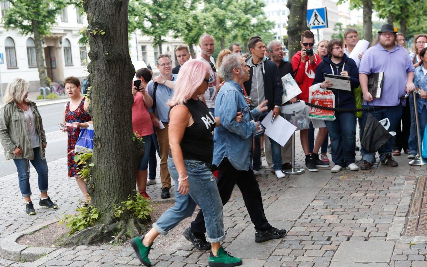 Bruce Springsteen utanför hotellet dagen innan lördagens Ullevi-konsert. Även då stod många fans utanför. Foto: Tomas Ohlsson.