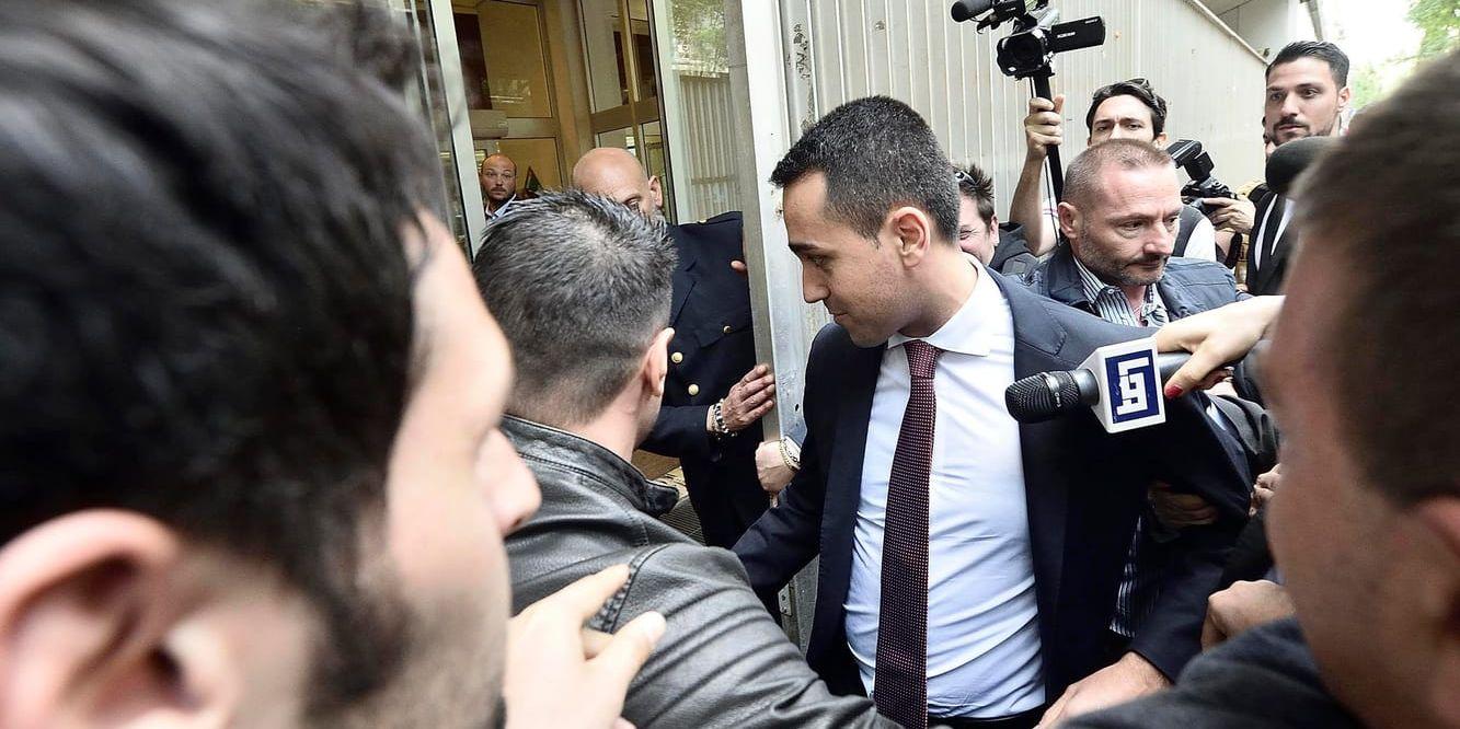 Femstjärnerörelsens ledare Luigi Di Maio anländer till söndagens förhandlingar i Milano med Lega-ledaren Matteo Salvini.