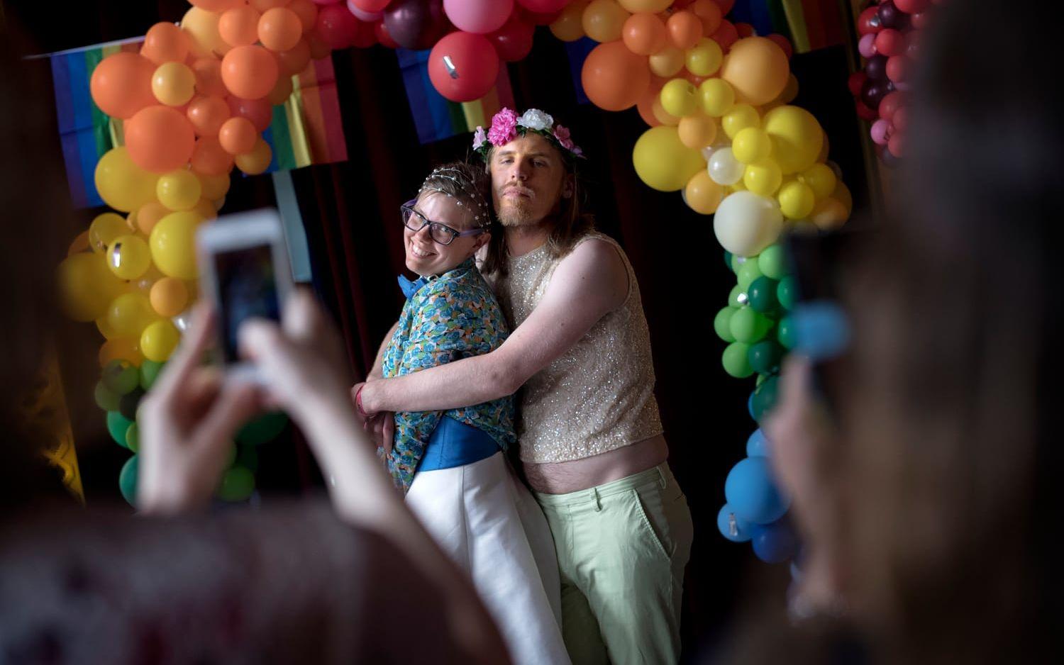 Ingrid Nilsson och Erik Kallin passade på att gifta sig när Posthotellet bjöd in till bröllop för att fira kärleken på West Pride. Foto: Björn Larsson Rosvall.