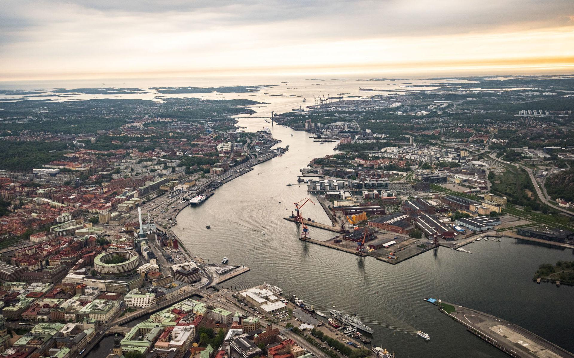 Flygfoto över Göteborgs hamninlopp. 
