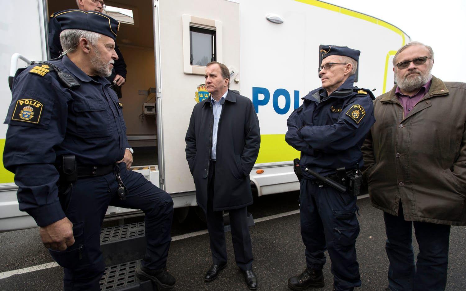 I Svenljunga besökte statsministern den mobila polisstationen, en modifierad husbil som står uppställd utanför kommunhuset en dag i veckan. Bild: Thomas Johansson