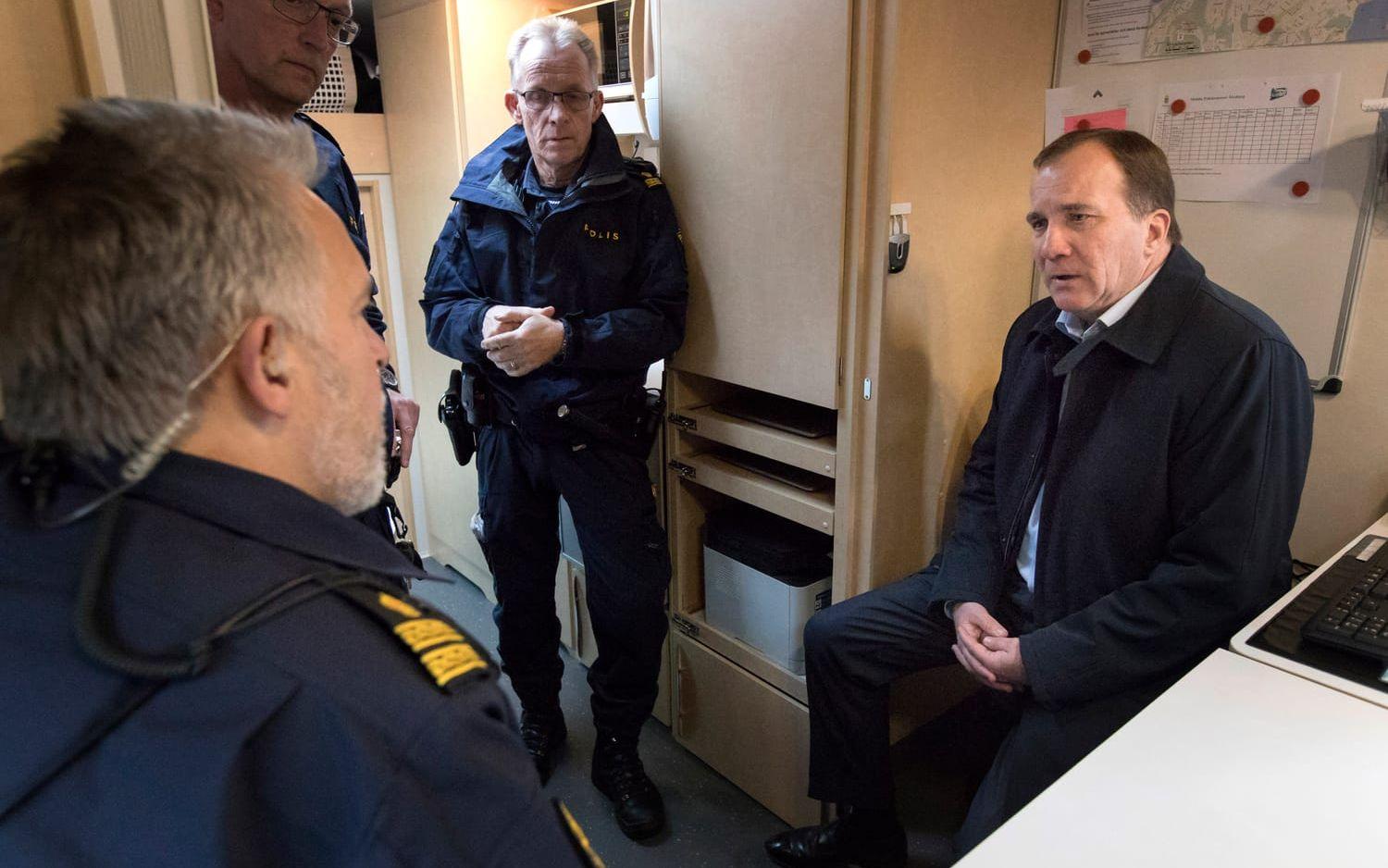 Stefan Löfvén besöker polisen i Svenljunga. Här i den mobila polisenheten med Thomas Winnberg och Rolf Edberg. Bild: Thomas Johansson