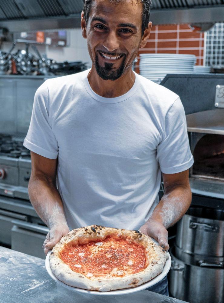 Emanuele Malgioglio bakar napolitansk pizza på Trattoria 21