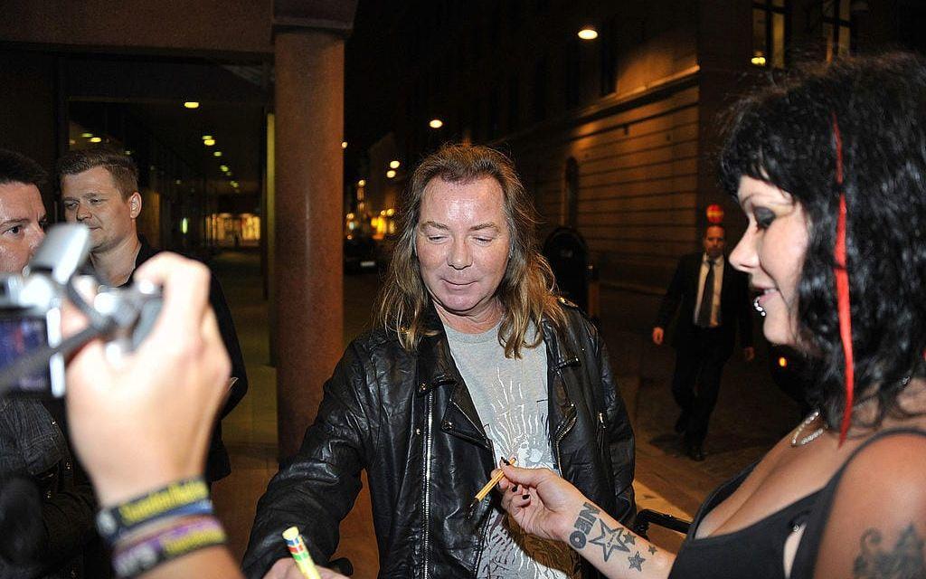 Gitarristen Dave Murray skriver autografer utanför sitt hotell där fansen väntade.  Bild: Stefan Söderström/XP/TT