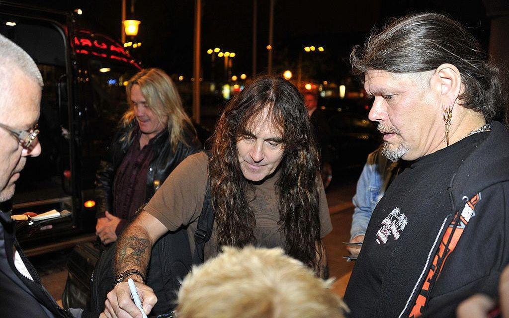 Rockbandet Iron Maiden anländer till Göteborgoch skriver autografer utanför sitt hotell där fansen väntade.På bilden: Steve Harris. Bild: Stefan Söderström/XP/TT
