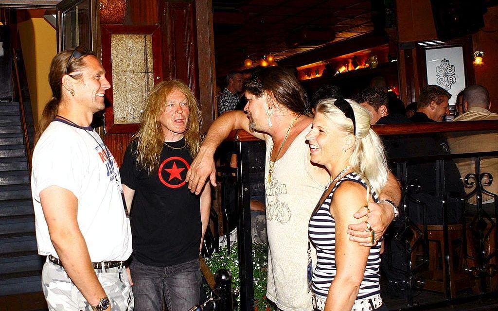 Gitarristen Jannick Gers pratar med fans på puben. Bild: Peter Olausson/Anders S/TT