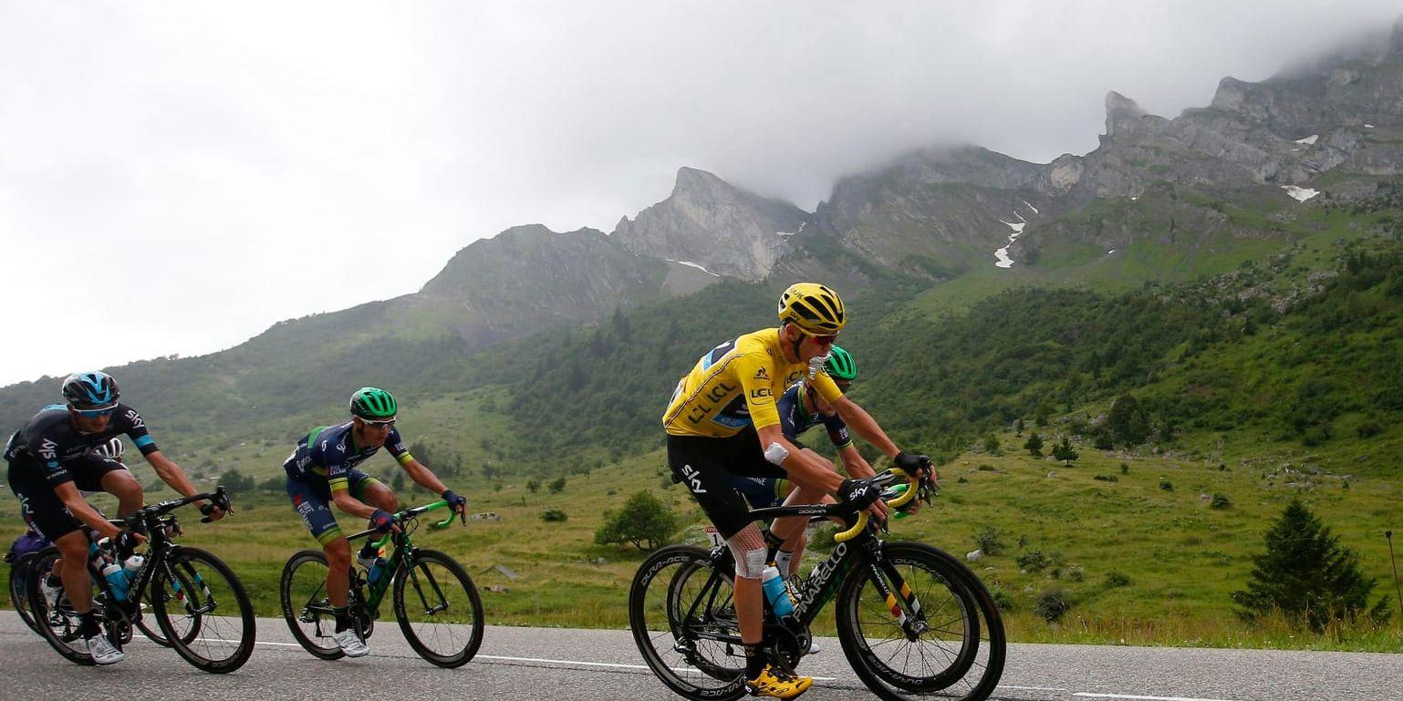 Iförd den gula ledartröjan lyckades Chris Froome behålla en stor ledning inför söndagens avslutning av Tour de France.