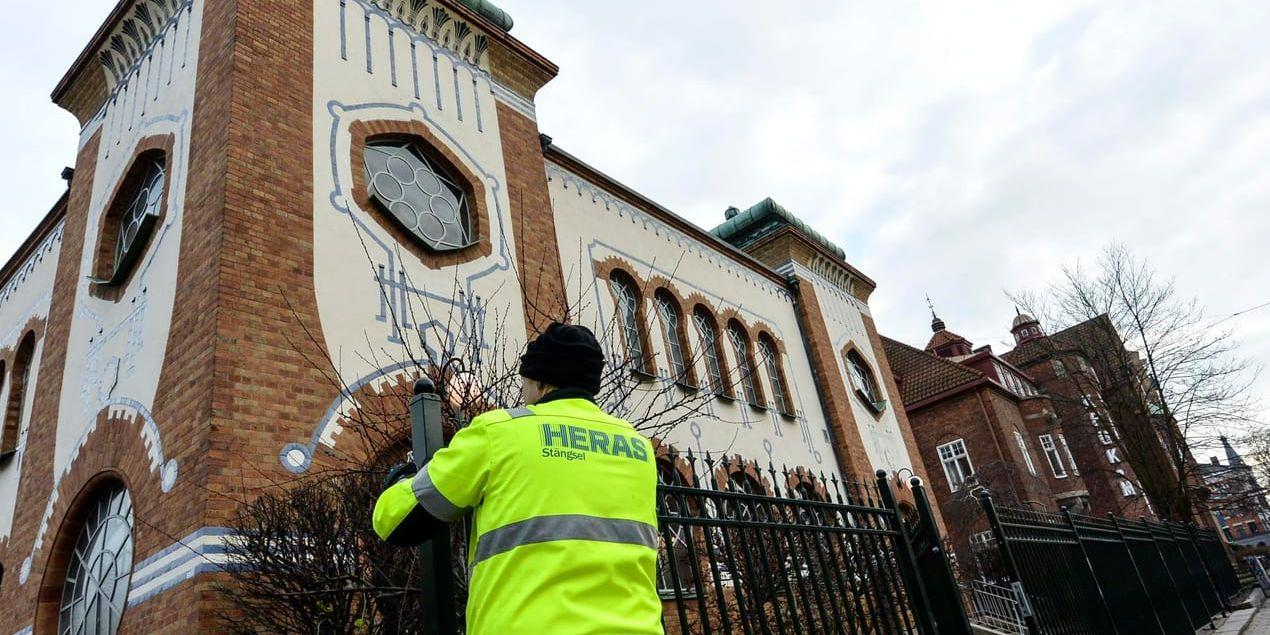 Synagogan i Malmö har utsatts för vandalisering. På bilden syns hur ett staket sattes upp 2015 med anledningen av hotbilden mot byggnaden och församlingen. Arkivbild.