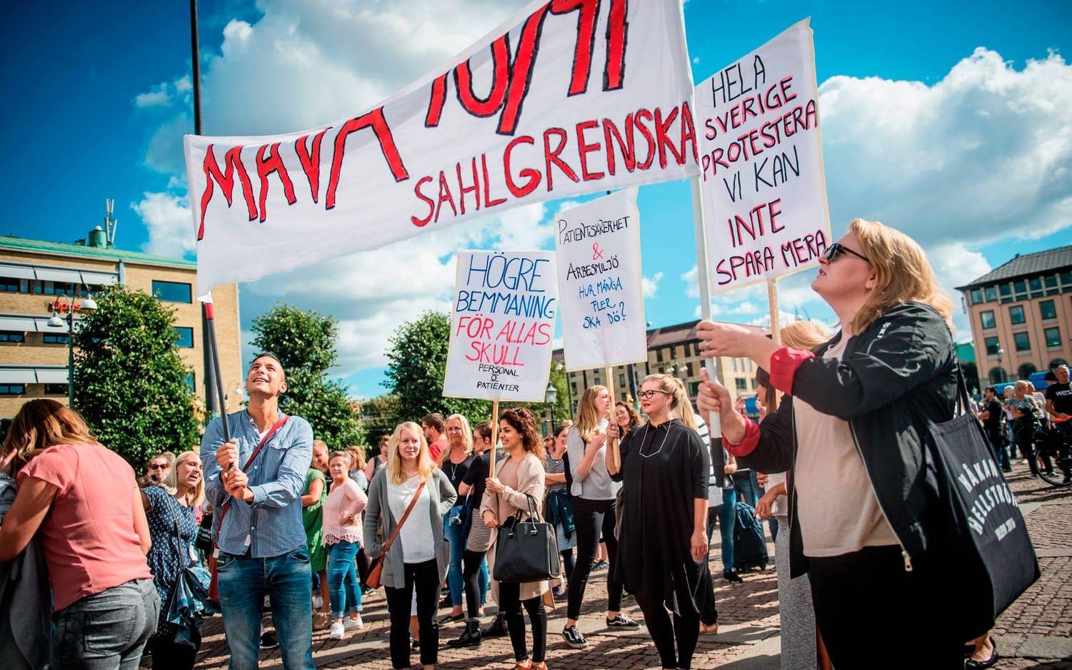 Både vårdpersonal och allmänhet samlades på söndagen på Gustav Adolfs torg i Göteborg för att protestera mot försämrad vård. Bilder: Olof Ohlsson