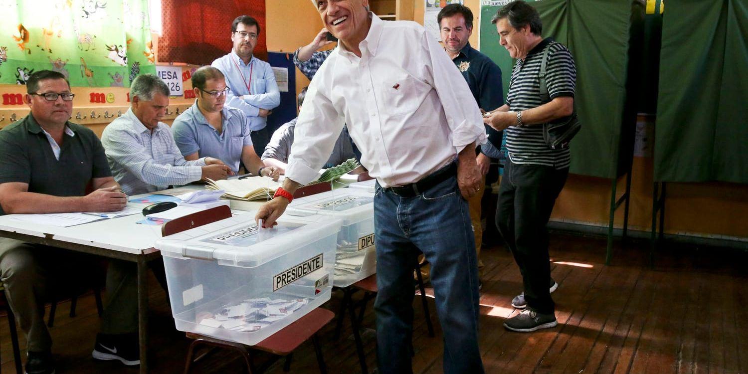 Sebastian Piñera lägger sin röst i en vallokal i Santiago.