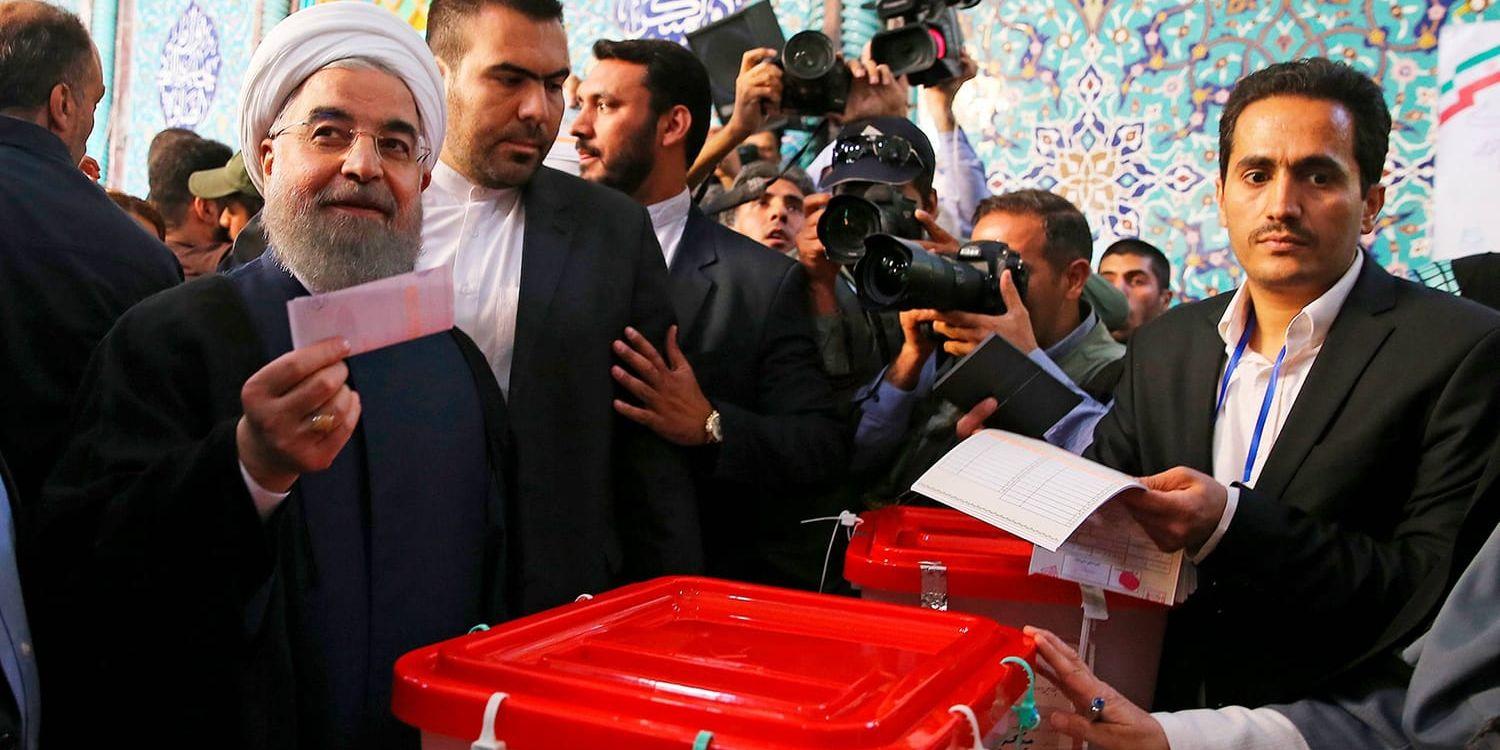 Den sittande presidenten i Iran Hassan Rohani röstar i Teheran under fredagens val.