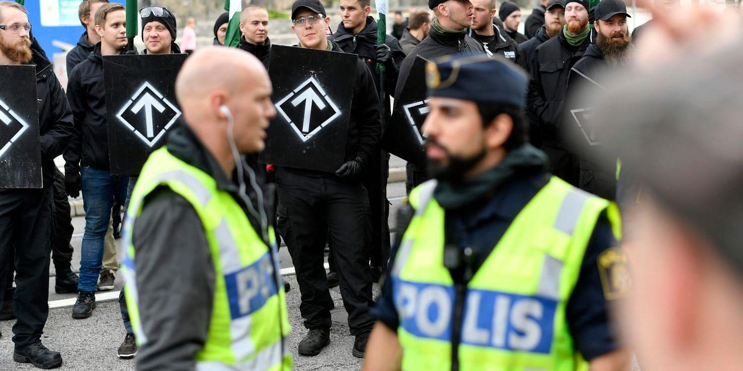 Poliser vid den otillåtna nazistmarschen i Göteborg den 17 september. Arkivbild.