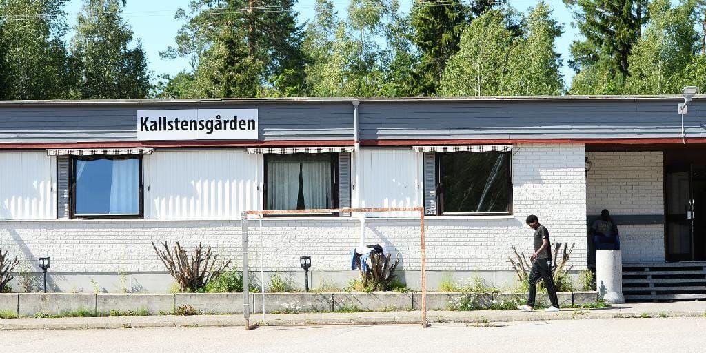 Ett asylboende i Arboga fick evakueras efter att två okända föremål hittats i närheten. På förläggningen bodde tidigare den man som erkänt sig skyldig till morden på Ikea i måndags.