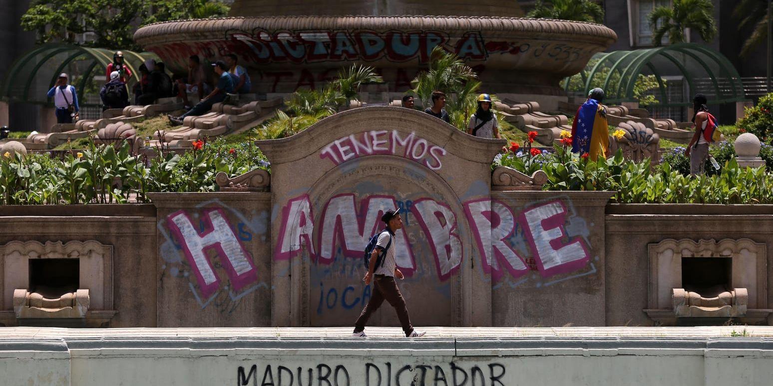 Vid torget Altamira Plaza i Venezuelas huvudstad Caracas har någon skrivit "Vi är hungriga!" och "Maduro diktator". Arkivbild.