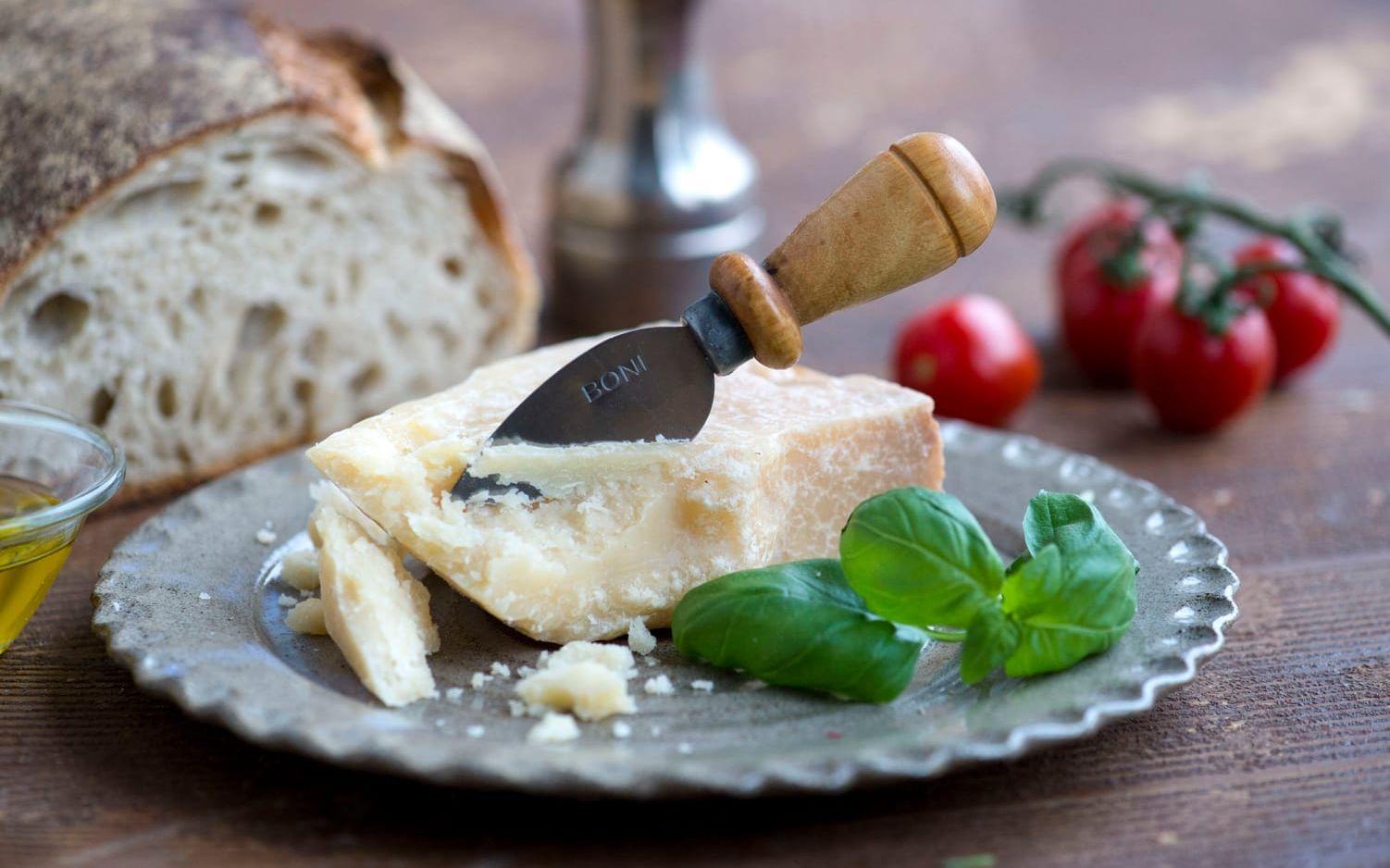 Osttillverkare i USA surar på EU för stränga krav vid livsmedelsexport. En följd är att Parmesan säljs under namnet Sarmesan. Bild: TT