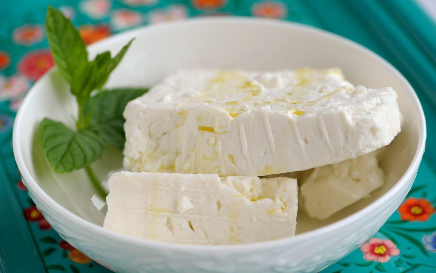 Den här vita, fasta osten, tillverkad av fårmjölk eller en blandning av fårmjölk och getmjölk – och med tydlig sälta – har en skyddad ursprungsbeteckning. Bara fetaost tillverkad i Grekland av får- eller getmjölk får nämligen kallas fetaost inom EU. Bild: TT