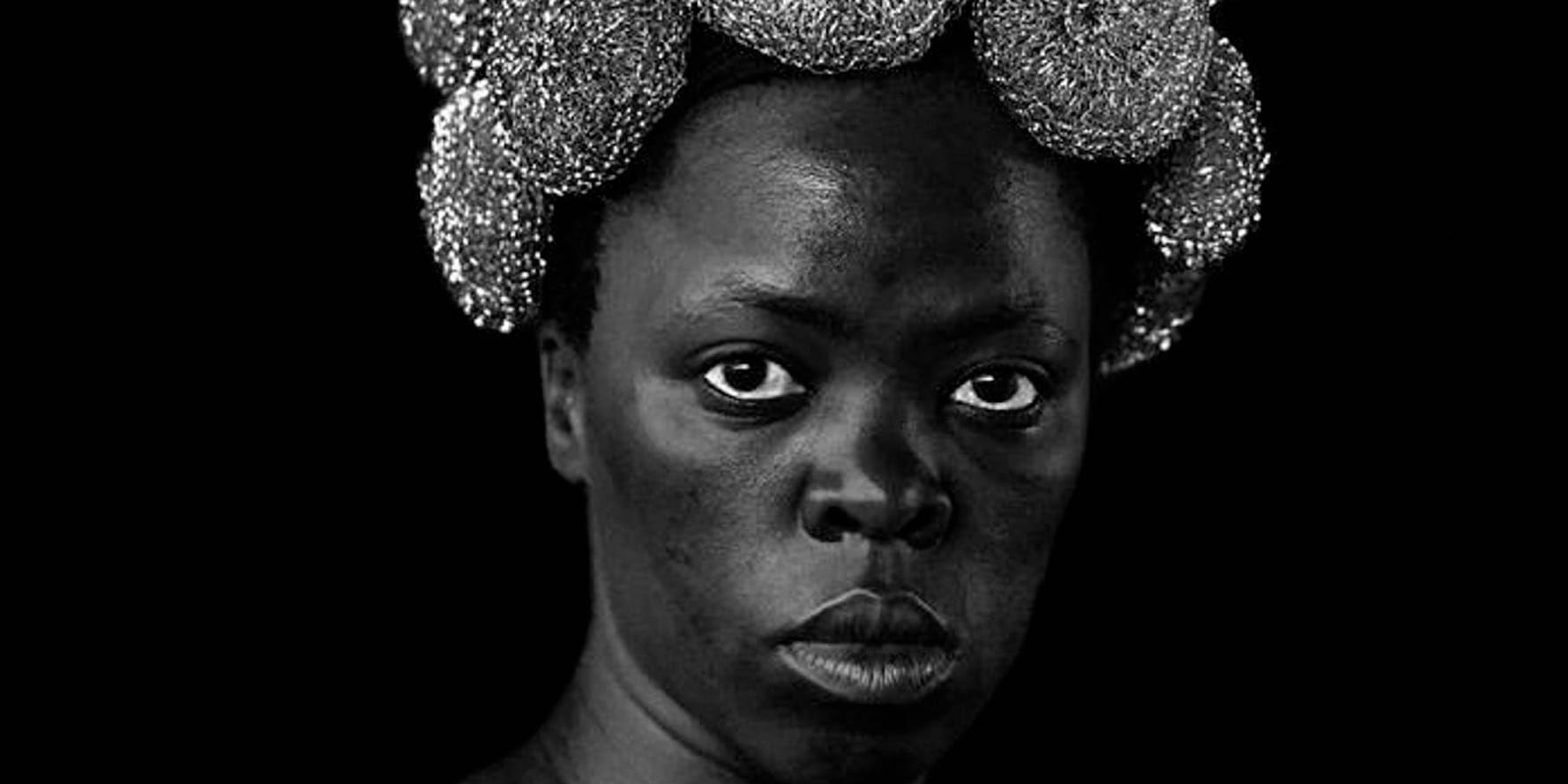Amsterdam. Självporträtt av den sydafrikanska fotografen och aktivisten Zanele Muholi, som ställs ut i en stor soloutställning på Stedelijk Museum i Amsterdam. Pressbild.