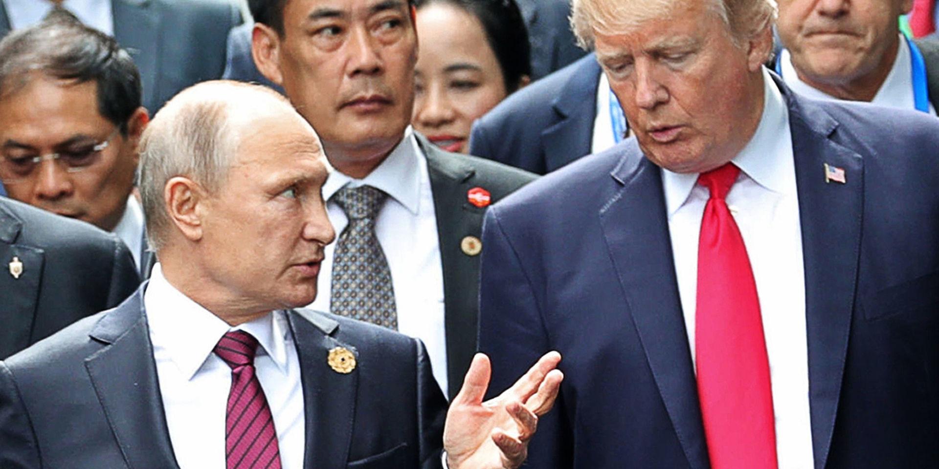 Kopplas samman. Rysslands president Vladmir Putin och USA:s president Donald Trump samtalar under fotograferigen på APEC-mötet i Danang, den 11 november 2017. 