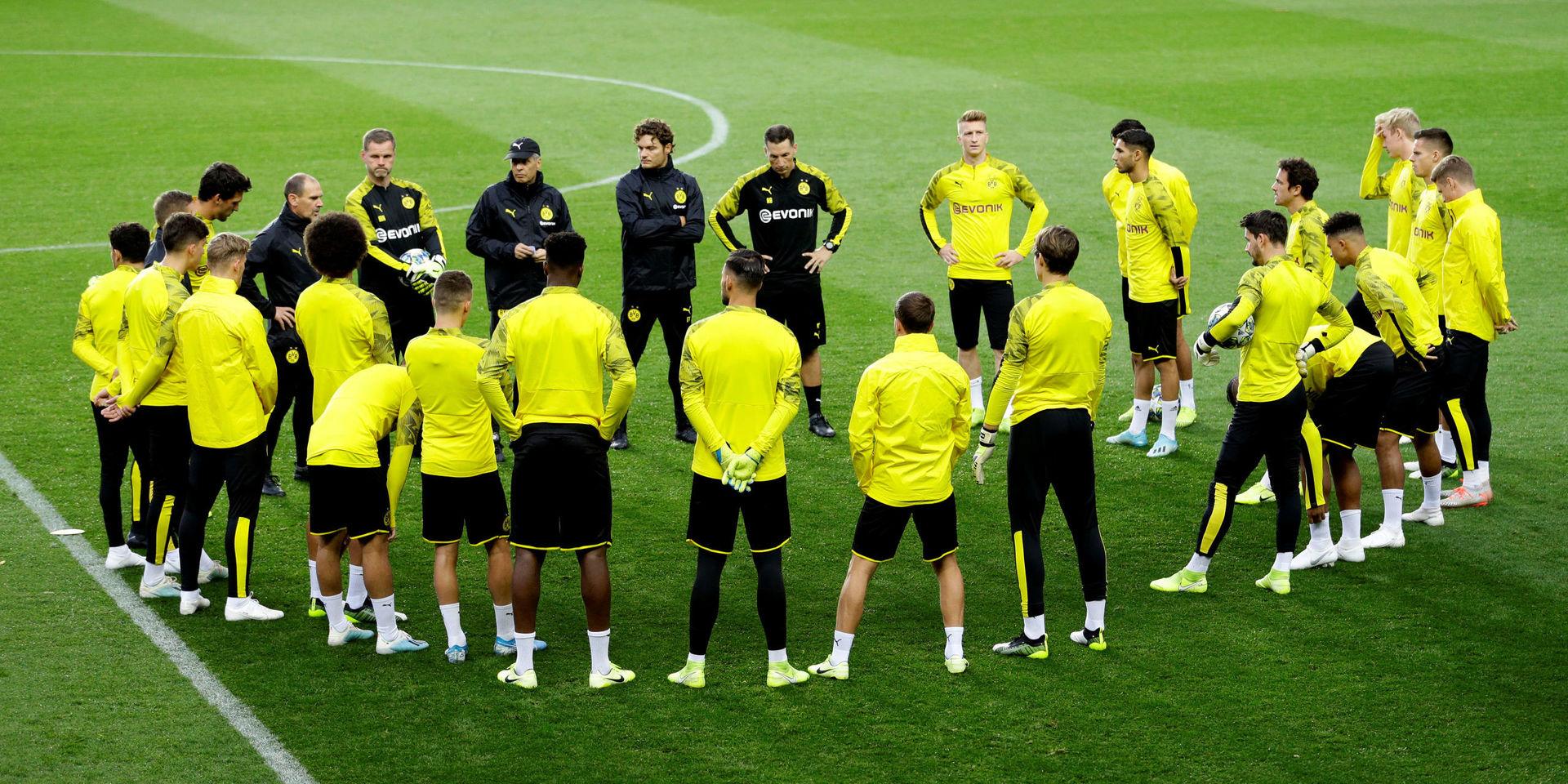 Borussia Dortmunds spelartrupp och ledarstab. 