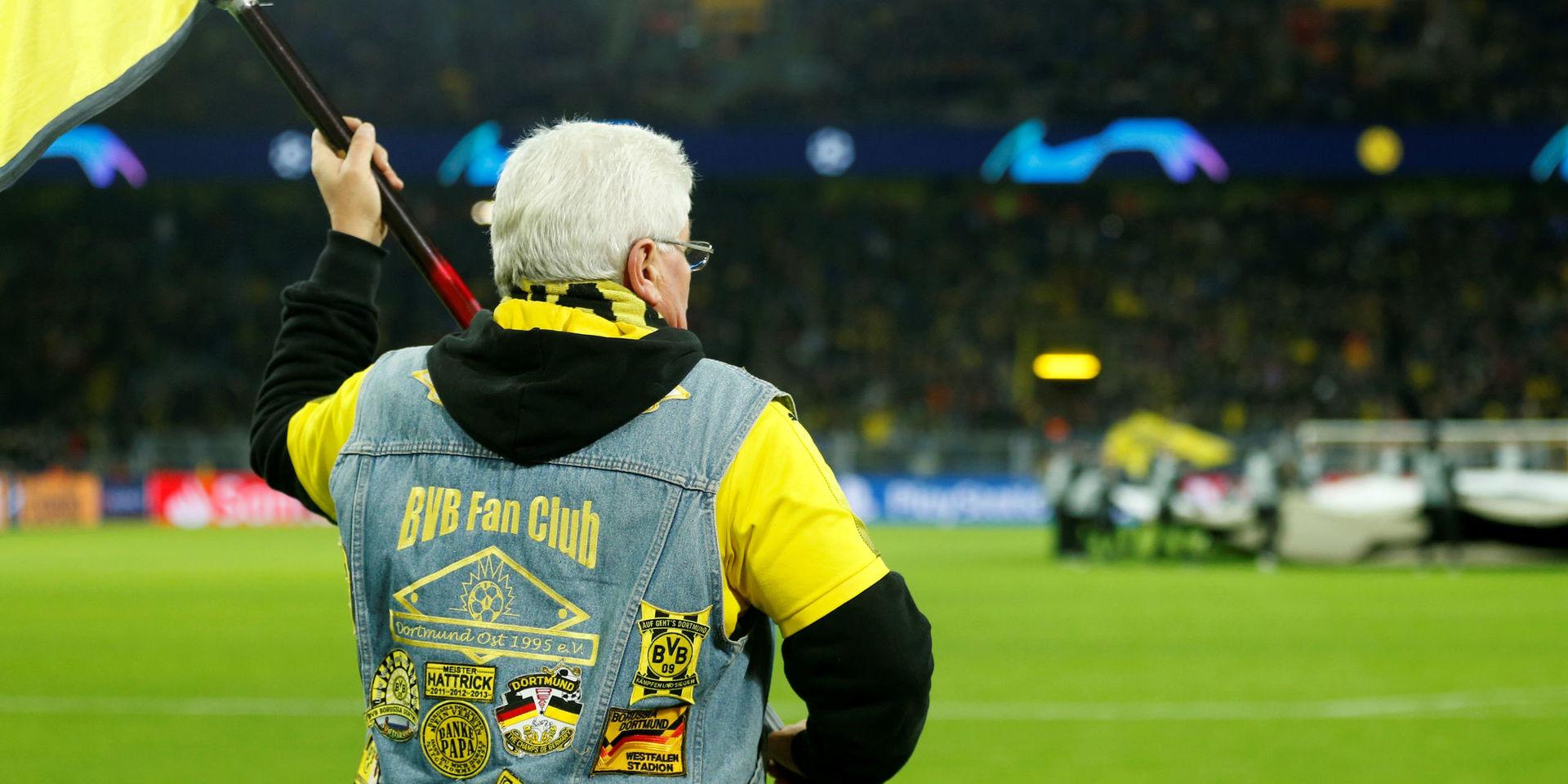 En supporter till Borussia Dortmund klädd i gult och svart som är lagets färger. 