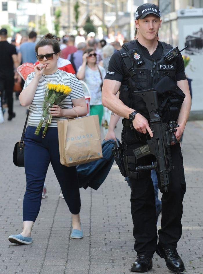 Polispatrull i centrala Manchester. BILD: BBC
