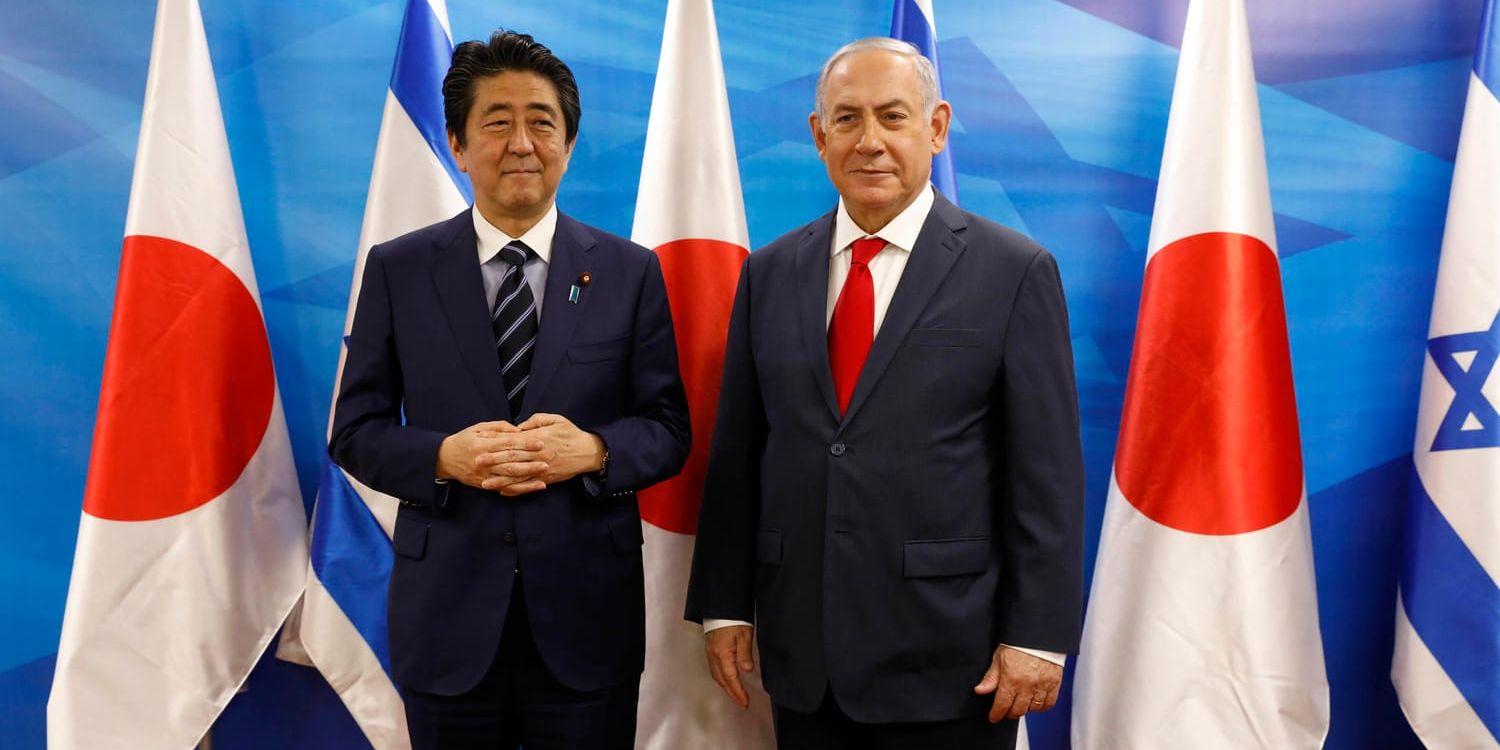Israels premiärminister Benjamin Netanyahu skakar hand med Japans premiärminister Shinzo Abe, under ett besökt i Jerusalem förra veckan. Arkivbild.