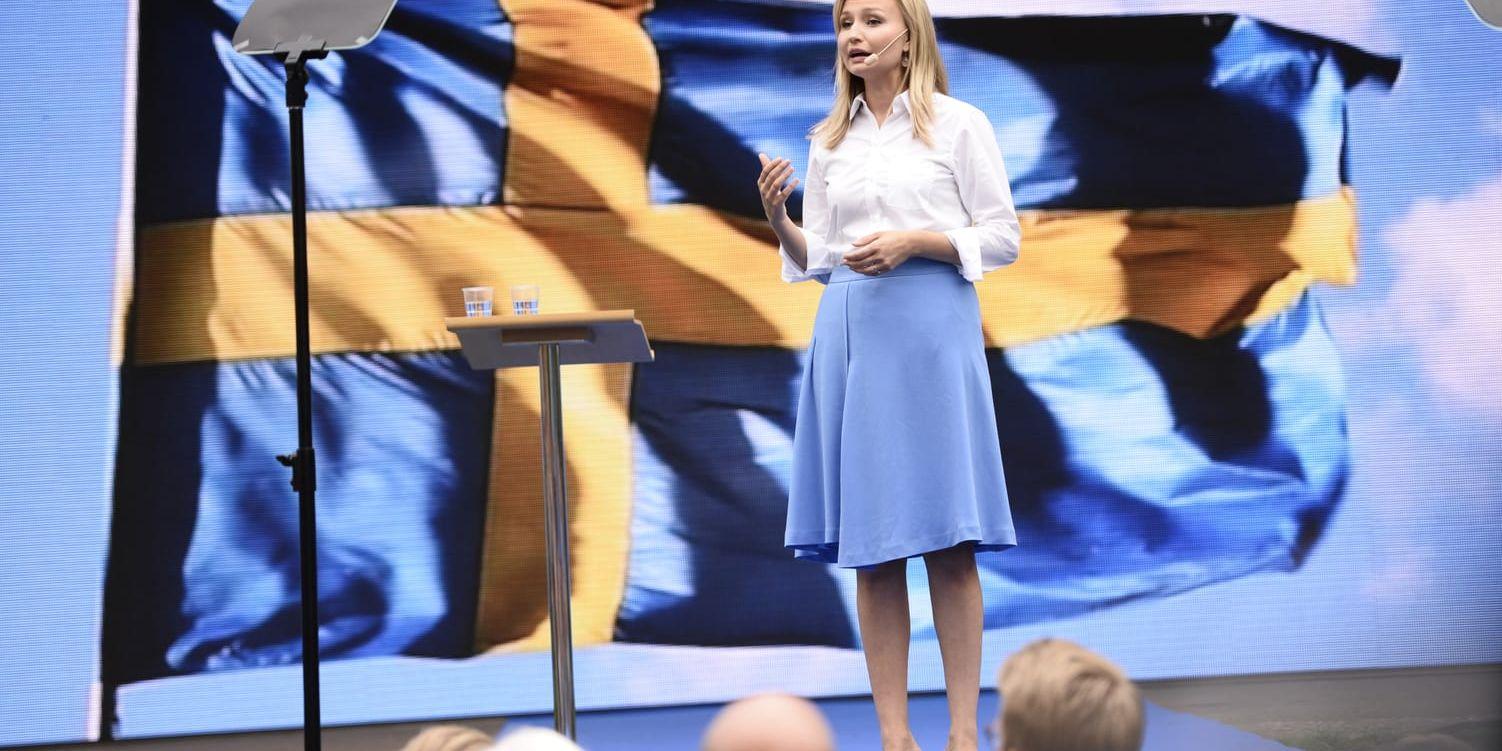 Kristdemokraternas partiledare Ebba Busch Thor talade framför den hittills största svenska flaggan i Almedalen på onsdagskvällen.