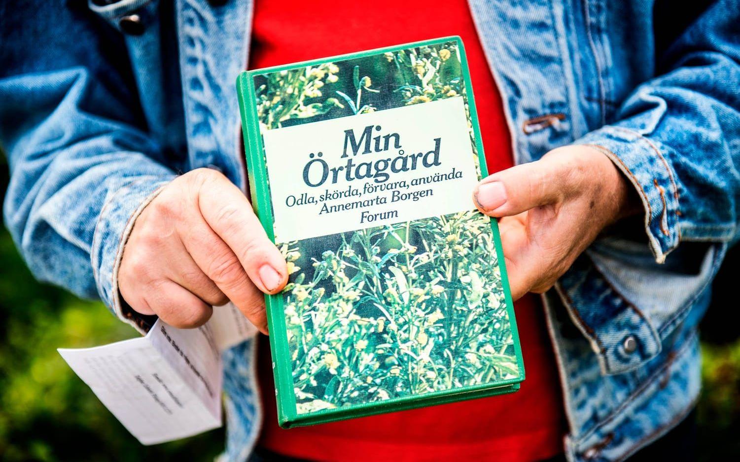 Jan Vinäng visar upp sin favoritbok, "Min Örtagård" av Annemarta Borgen, en bok som har inspirerat honom mycket. Bild: Jenny Ingemarsson