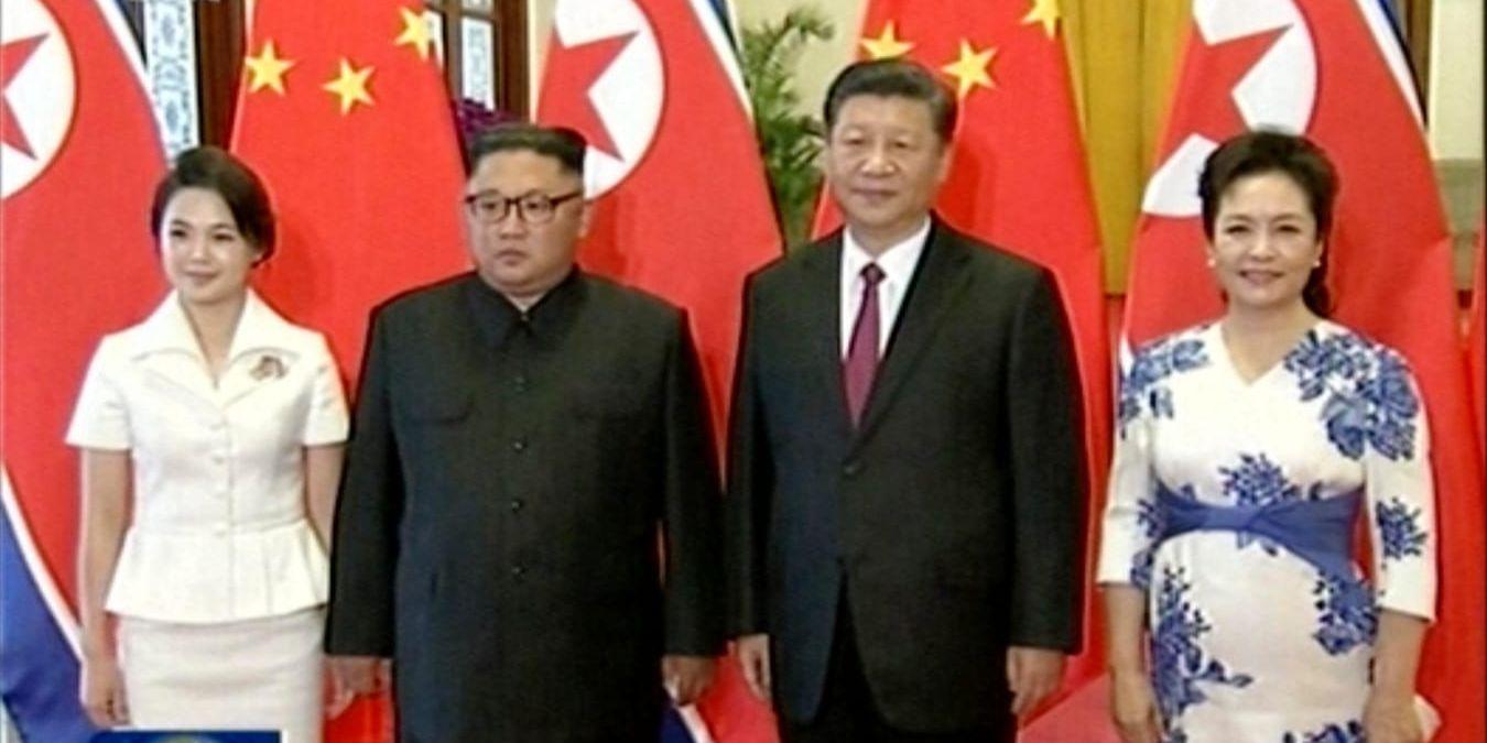 Nordkoreas ledare Kim Jong-Un möter Kinas president Xi Jinping tillsammans med sina fruar under ett två dagar långt besök i Peking.