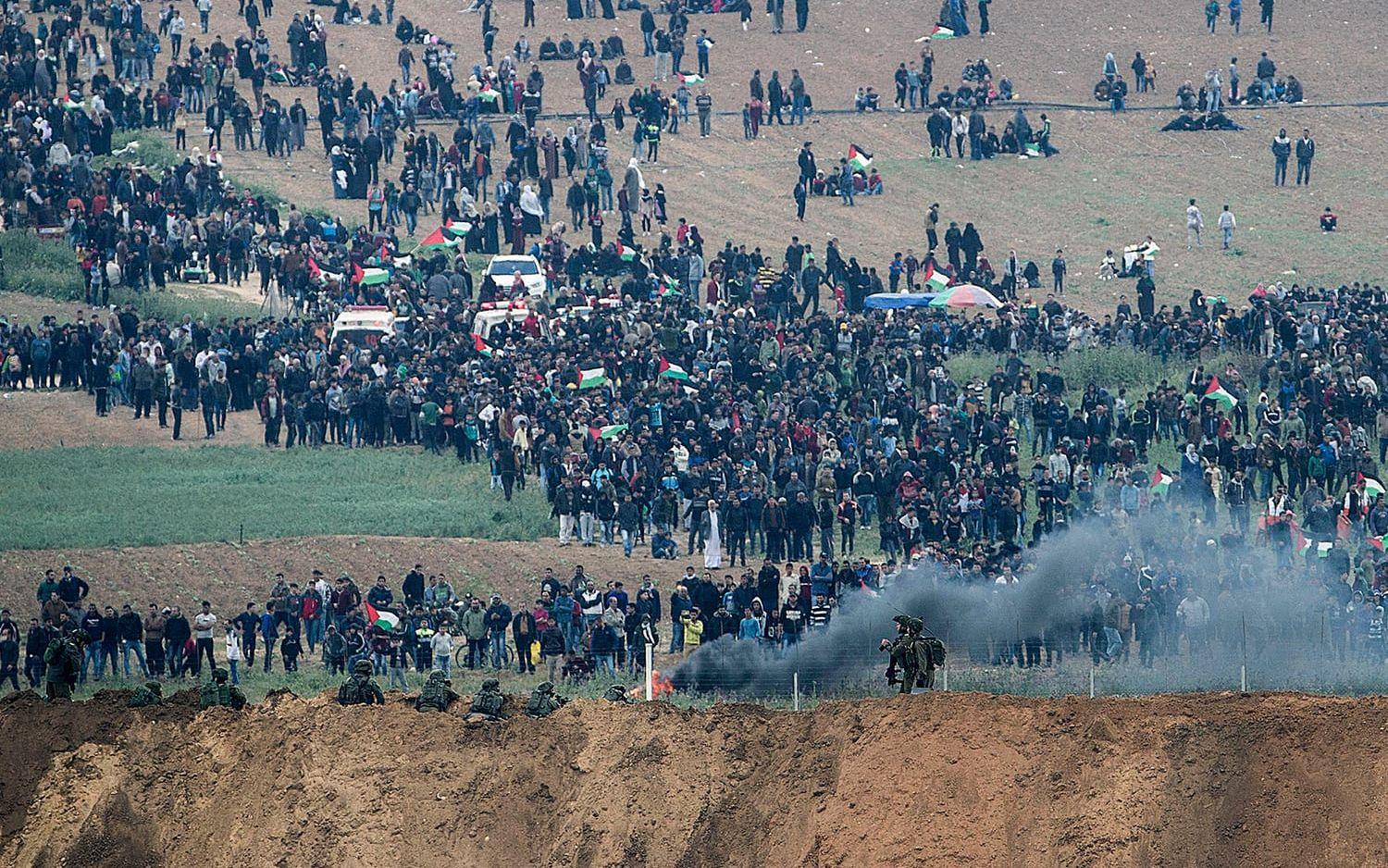 Tusentals människor har samlats vid den israeliska gränsen i Gaza. FOTO: AP
